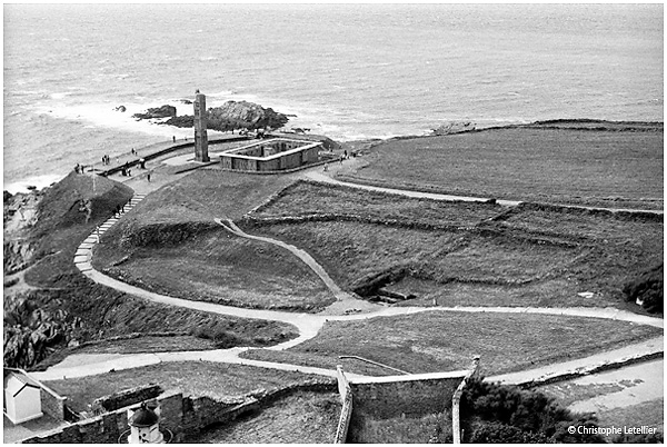 Sentiers menant au c&eacute;notaphe (monument de Ren&eacute; Quillivic &agrave; la m&eacute;moire des marins morts pour la France).&copy; 2009 Christophe Letellier tous droits r&eacute;serv&eacute;s. Pour revenir &agrave; la galerie, cliquez sur la photo.